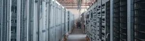 Servidores en racks con PDU inteligentes en un centro de datos en Panamá.