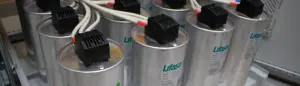 Banco de capacitores para corregir el bajo factor de potencia en una planta industrial.